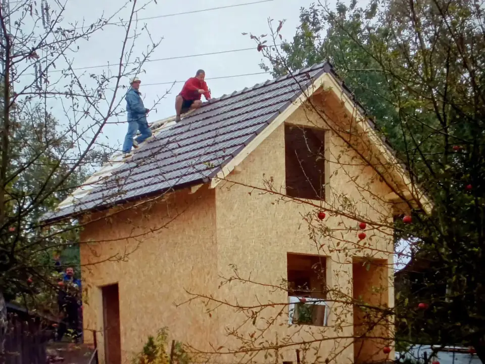 Klempíř při práci na střeše